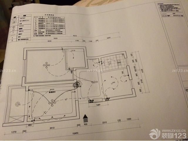 昨天是拆舊工作的最后一天，由于加班較晚，今天更新。<br>1.拆墻過程中遇到兩根金屬管，師傅猜測已經(jīng)廢棄，需要和物業(yè)溝通；<br>2.在往墻體掏門洞時(shí)，把墻打通了，漏了個(gè)窟窿，袁師傅說會弄些水泥補(bǔ)上，再刷成和外墻面一樣的顏色，雖然心疼，但也只能如此了;<br>3. 已經(jīng)開始房間的電路開槽，和袁師傅溝通之后增加了廚房間的插座數(shù)量。晚上睡前和媳婦商量，又做了一些增加。