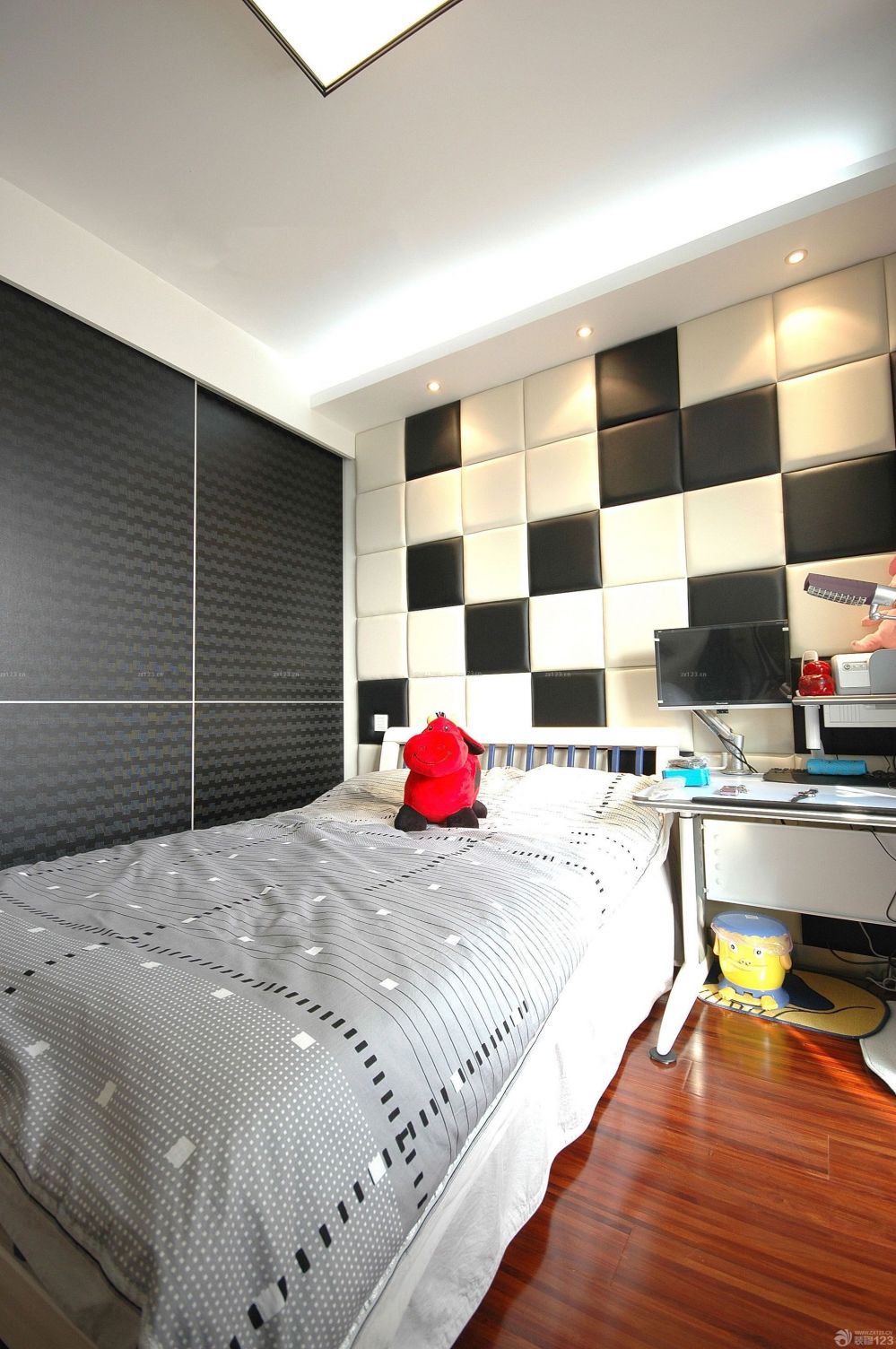 80平米黑白魔块背景墙卧室装修效果图