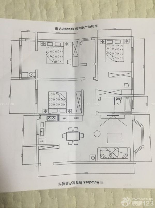 和男朋友準備裝修新房。雙方父母和我們倆本身都在工作，而且男盆友在銀行我在醫(yī)院上班，注定我們不會有太多時間精力去更多更好的做一些準備工作。兩個小年輕頭一回實打?qū)嵉囊b修，真有懵懵的感覺。搜了大量的設(shè)計圖，和設(shè)計師朋友不斷交流，大體上出了效果圖，圖一二三是朋友給出的，大概格局覺得不錯，只是主題色調(diào)希望像圖四一樣就更完美了。