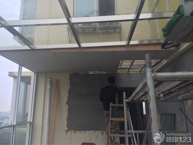 木工進場啦～～開始吊頂。進度也變得緊湊起來。整個進度也進入了一半了。