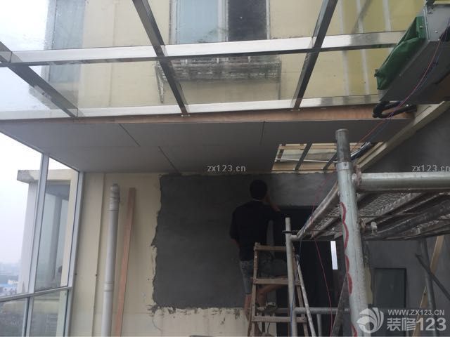 木工進場啦～～開始吊頂。進度也變得緊湊起來。整個進度也進入了一半了。