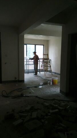 拆墻砌墻咯，速度好快，一上午要拆的墻體拆完，砌墻也是一天時(shí)間搞定，下一步就要走水電啦。