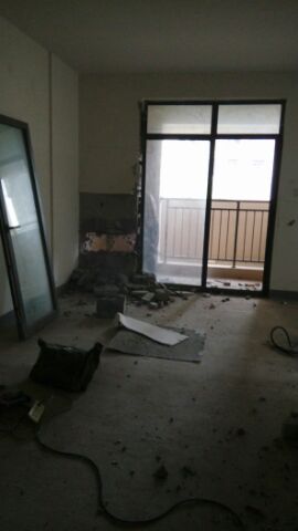 拆墻砌墻咯，速度好快，一上午要拆的墻體拆完，砌墻也是一天時(shí)間搞定，下一步就要走水電啦。