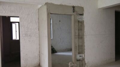 今天我家開始走水電咯，水電師傅很好，會(huì)跟我現(xiàn)場(chǎng)確定下我家的插座開關(guān)，我提的要求他也會(huì)根據(jù)我家的實(shí)際情況進(jìn)行定位，他告訴我家里沒有水閥，問我需要安裝嗎？我說是不是安了會(huì)方便些，他說肯定的啦，然后水閥也是我讓他幫我代買的，對(duì)他內(nèi)心我還是蠻放心的，辛苦了！最后還給我一張我家水電開關(guān)面板個(gè)數(shù)的清單，很棒！