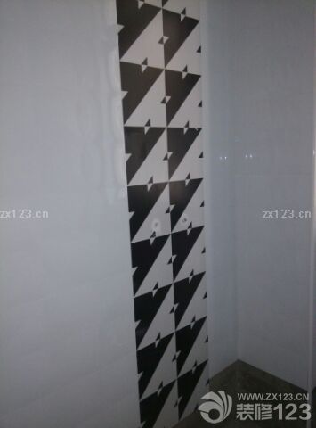 貼瓷磚咯～項(xiàng)目經(jīng)理說我挑的瓷磚好花。不過我覺得這樣的花紋好看，適合在家里做地板。