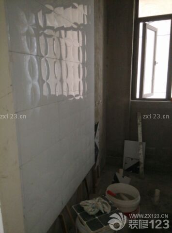 貼瓷磚咯～項(xiàng)目經(jīng)理說我挑的瓷磚好花。不過我覺得這樣的花紋好看，適合在家里做地板。