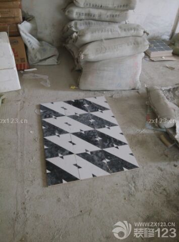 貼瓷磚咯～項(xiàng)目經(jīng)理說我挑的瓷磚好花。不過我覺得這樣的花紋好看，適合在家里做地板。