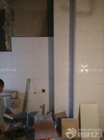 貼瓷磚咯～項(xiàng)目經(jīng)理說我挑的瓷磚好花。不過我覺得這樣的花紋好看，適合在家里做地板。