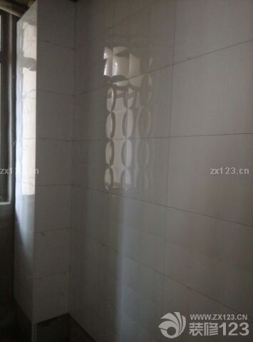 貼瓷磚咯～項(xiàng)目經(jīng)理說我挑的瓷磚好花。不過我覺得這樣的花紋好看，適合在家里做地板。