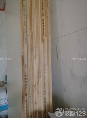 開始打柜子咯，師傅是項(xiàng)目經(jīng)理的弟弟，做的很認(rèn)真。