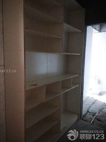 開始打柜子咯，師傅是項(xiàng)目經(jīng)理的弟弟，做的很認(rèn)真。