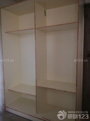 開始打柜子咯，師傅是項(xiàng)目經(jīng)理的弟弟，做的很認(rèn)真。