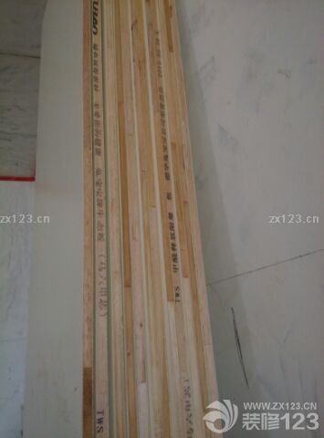 開始打柜子咯，師傅是項(xiàng)目經(jīng)理的弟弟，做的很認(rèn)真。