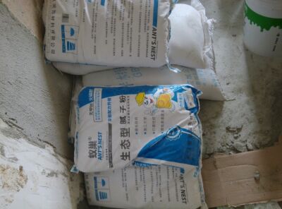 開始打柜子咯，師傅是項(xiàng)目經(jīng)理的弟弟，做的很認(rèn)真。