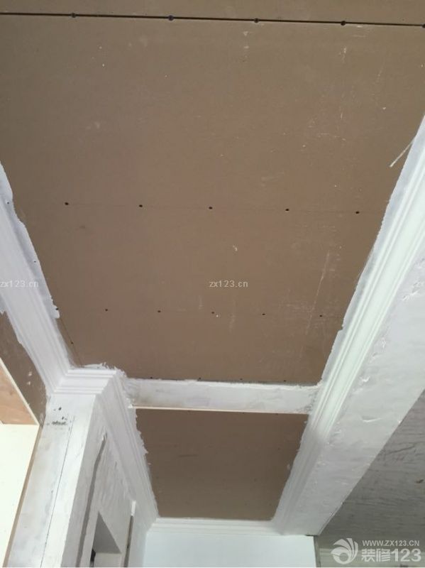 柜子打好了，墻面的膩?zhàn)臃鬯⑼炅?，等著刷乳膠漆了，地磚還沒有貼，希望能快的弄完。