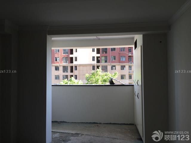 柜子打好了，墻面的膩?zhàn)臃鬯⑼炅?，等著刷乳膠漆了，地磚還沒有貼，希望能快的弄完。