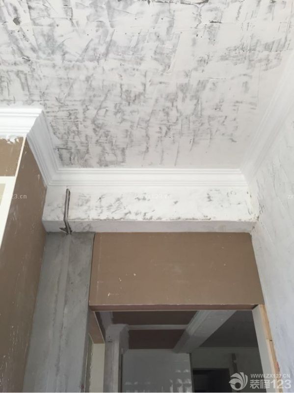 柜子打好了，墻面的膩?zhàn)臃鬯⑼炅耍戎⑷槟z漆了，地磚還沒有貼，希望能快的弄完。