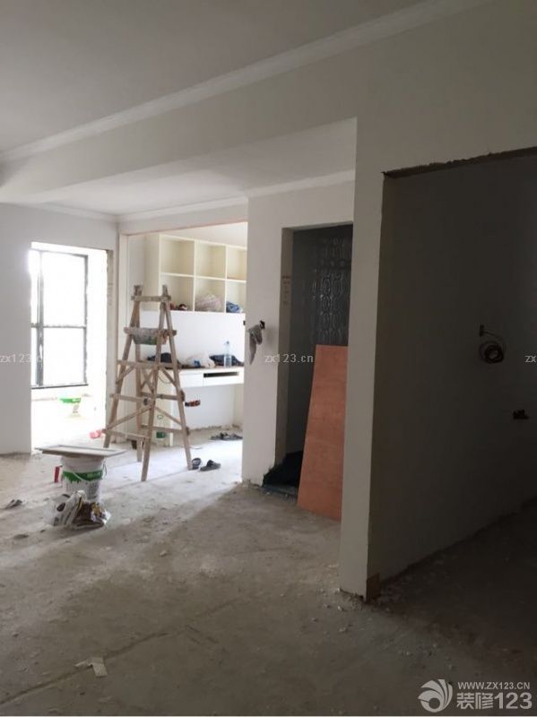 柜子打好了，墻面的膩?zhàn)臃鬯⑼炅?，等著刷乳膠漆了，地磚還沒有貼，希望能快的弄完。