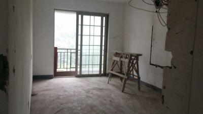 裝修真累人，今天聯(lián)系日立空調(diào)位置人員看了風(fēng)管機(jī)內(nèi)外機(jī)位置，基本沒問題，隨便發(fā)現(xiàn)拆舊垃圾已經(jīng)清運(yùn)完畢，不過地面的水泥砂漿還沒有鏟，要問哈裝修公司了。