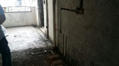 裝修真累人，今天聯(lián)系日立空調(diào)位置人員看了風(fēng)管機(jī)內(nèi)外機(jī)位置，基本沒問題，隨便發(fā)現(xiàn)拆舊垃圾已經(jīng)清運(yùn)完畢，不過地面的水泥砂漿還沒有鏟，要問哈裝修公司了。