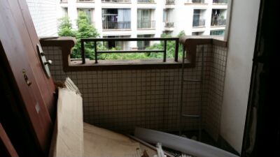 今天正式開工，開始拆舊了。來幾張照片，又現(xiàn)場交流了一些布局，洗衣機(jī)由次衛(wèi)調(diào)整到入戶花園陽臺，客廳空調(diào)柜機(jī)由于外機(jī)只能放客廳陽臺，占地方，還需要做柜子美觀，放棄直接轉(zhuǎn)為風(fēng)管機(jī)，外機(jī)放餐廳外空調(diào)結(jié)構(gòu)板。廚房改成玻璃滑門。裝修手續(xù)沒辦好，交了圖紙說是要三天才審核。這物管不給力。