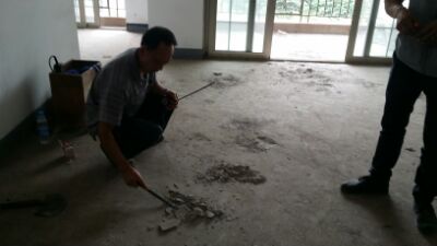 今天正式開工，開始拆舊了。來幾張照片，又現(xiàn)場交流了一些布局，洗衣機(jī)由次衛(wèi)調(diào)整到入戶花園陽臺，客廳空調(diào)柜機(jī)由于外機(jī)只能放客廳陽臺，占地方，還需要做柜子美觀，放棄直接轉(zhuǎn)為風(fēng)管機(jī)，外機(jī)放餐廳外空調(diào)結(jié)構(gòu)板。廚房改成玻璃滑門。裝修手續(xù)沒辦好，交了圖紙說是要三天才審核。這物管不給力。