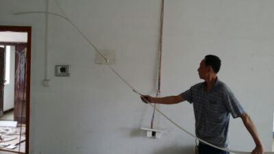 今天正式開工，開始拆舊了。來幾張照片，又現(xiàn)場交流了一些布局，洗衣機(jī)由次衛(wèi)調(diào)整到入戶花園陽臺，客廳空調(diào)柜機(jī)由于外機(jī)只能放客廳陽臺，占地方，還需要做柜子美觀，放棄直接轉(zhuǎn)為風(fēng)管機(jī)，外機(jī)放餐廳外空調(diào)結(jié)構(gòu)板。廚房改成玻璃滑門。裝修手續(xù)沒辦好，交了圖紙說是要三天才審核。這物管不給力。