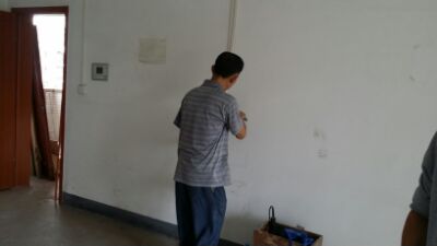 今天正式開工，開始拆舊了。來幾張照片，又現(xiàn)場交流了一些布局，洗衣機(jī)由次衛(wèi)調(diào)整到入戶花園陽臺，客廳空調(diào)柜機(jī)由于外機(jī)只能放客廳陽臺，占地方，還需要做柜子美觀，放棄直接轉(zhuǎn)為風(fēng)管機(jī)，外機(jī)放餐廳外空調(diào)結(jié)構(gòu)板。廚房改成玻璃滑門。裝修手續(xù)沒辦好，交了圖紙說是要三天才審核。這物管不給力。