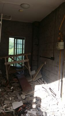 今天，跑去施工現(xiàn)場看了下，拆舊基本完了，問了師傅，說當(dāng)天就弄完退場，馬上清渣后水電進(jìn)場了。晚上買的浴霸也到了，嘿嘿。瓷磚也在催喊訂下需求數(shù)量，說是庫房庫存不多了。