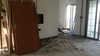 今天，跑去施工現(xiàn)場看了下，拆舊基本完了，問了師傅，說當(dāng)天就弄完退場，馬上清渣后水電進(jìn)場了。晚上買的浴霸也到了，嘿嘿。瓷磚也在催喊訂下需求數(shù)量，說是庫房庫存不多了。