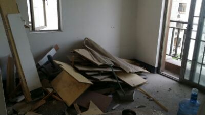 今天，跑去施工現(xiàn)場看了下，拆舊基本完了，問了師傅，說當(dāng)天就弄完退場，馬上清渣后水電進(jìn)場了。晚上買的浴霸也到了，嘿嘿。瓷磚也在催喊訂下需求數(shù)量，說是庫房庫存不多了。