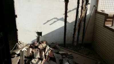 今天，跑去施工現(xiàn)場看了下，拆舊基本完了，問了師傅，說當(dāng)天就弄完退場，馬上清渣后水電進(jìn)場了。晚上買的浴霸也到了，嘿嘿。瓷磚也在催喊訂下需求數(shù)量，說是庫房庫存不多了。