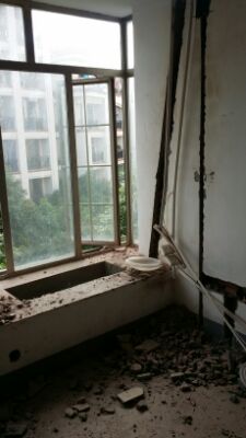 今天，跑去施工現(xiàn)場看了下，拆舊基本完了，問了師傅，說當(dāng)天就弄完退場，馬上清渣后水電進(jìn)場了。晚上買的浴霸也到了，嘿嘿。瓷磚也在催喊訂下需求數(shù)量，說是庫房庫存不多了。