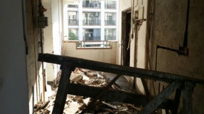 今天，跑去施工現(xiàn)場看了下，拆舊基本完了，問了師傅，說當(dāng)天就弄完退場，馬上清渣后水電進(jìn)場了。晚上買的浴霸也到了，嘿嘿。瓷磚也在催喊訂下需求數(shù)量，說是庫房庫存不多了。