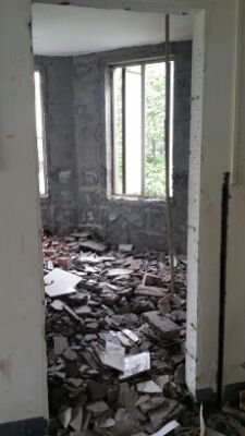 今天，跑去施工現(xiàn)場看了下，拆舊基本完了，問了師傅，說當(dāng)天就弄完退場，馬上清渣后水電進(jìn)場了。晚上買的浴霸也到了，嘿嘿。瓷磚也在催喊訂下需求數(shù)量，說是庫房庫存不多了。