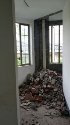 今天，跑去施工現(xiàn)場看了下，拆舊基本完了，問了師傅，說當(dāng)天就弄完退場，馬上清渣后水電進(jìn)場了。晚上買的浴霸也到了，嘿嘿。瓷磚也在催喊訂下需求數(shù)量，說是庫房庫存不多了。