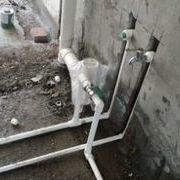 前幾天水電開始做了，水管鋪好了，還沒有試壓，墻上暗盒基本裝好，由于要鏟墻，鏟墻需要澆水，所以電線還未布置。9號日立空調(diào)送貨到位了，又交了一萬多裝修進(jìn)度款。感覺預(yù)算超了不少。