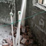 前幾天水電開始做了，水管鋪好了，還沒有試壓，墻上暗盒基本裝好，由于要鏟墻，鏟墻需要澆水，所以電線還未布置。9號日立空調(diào)送貨到位了，又交了一萬多裝修進(jìn)度款。感覺預(yù)算超了不少。