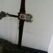 前幾天水電開始做了，水管鋪好了，還沒有試壓，墻上暗盒基本裝好，由于要鏟墻，鏟墻需要澆水，所以電線還未布置。9號日立空調(diào)送貨到位了，又交了一萬多裝修進(jìn)度款。感覺預(yù)算超了不少。