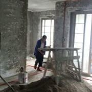 波折頗多，水壓試了，沒問題，水管公司給了個(gè)質(zhì)保卡。不過打壓檢測我不在，我老爸在。泥工看了現(xiàn)場，指出先是客廳和餐廳落地窗太低，鋪了瓷磚后地面高于落地窗滑軌。裝修公司不管，喊我們叫鋁合金商家抬升高度，找了物管也沒有用，后來綜合考慮決定用大理石條沿著落地窗抬高，之后鋪瓷磚，期待以后鋪貼效果。此外，電也做完，但是強(qiáng)弱電嚴(yán)重混亂，反復(fù)確認(rèn)220v對此有無干擾，裝修公司打包票沒問題。還有水電走的感覺有點(diǎn)亂，強(qiáng)電箱感覺不夠13路強(qiáng)電，想換更大的。然后裝修公司說水電完了該付進(jìn)度款了。哎，明天看大理石去。廚衛(wèi)磚明天也進(jìn)場了，裝修公司提出風(fēng)管機(jī)該安裝了，打給日立代理商，貌似很忙，估計(jì)風(fēng)管機(jī)安裝下周之內(nèi)能完成。