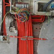 波折頗多，水壓試了，沒問題，水管公司給了個(gè)質(zhì)?？?。不過打壓檢測我不在，我老爸在。泥工看了現(xiàn)場，指出先是客廳和餐廳落地窗太低，鋪了瓷磚后地面高于落地窗滑軌。裝修公司不管，喊我們叫鋁合金商家抬升高度，找了物管也沒有用，后來綜合考慮決定用大理石條沿著落地窗抬高，之后鋪瓷磚，期待以后鋪貼效果。此外，電也做完，但是強(qiáng)弱電嚴(yán)重混亂，反復(fù)確認(rèn)220v對此有無干擾，裝修公司打包票沒問題。還有水電走的感覺有點(diǎn)亂，強(qiáng)電箱感覺不夠13路強(qiáng)電，想換更大的。然后裝修公司說水電完了該付進(jìn)度款了。哎，明天看大理石去。廚衛(wèi)磚明天也進(jìn)場了，裝修公司提出風(fēng)管機(jī)該安裝了，打給日立代理商，貌似很忙，估計(jì)風(fēng)管機(jī)安裝下周之內(nèi)能完成。