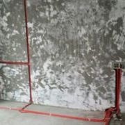 波折頗多，水壓試了，沒問題，水管公司給了個(gè)質(zhì)保卡。不過打壓檢測我不在，我老爸在。泥工看了現(xiàn)場，指出先是客廳和餐廳落地窗太低，鋪了瓷磚后地面高于落地窗滑軌。裝修公司不管，喊我們叫鋁合金商家抬升高度，找了物管也沒有用，后來綜合考慮決定用大理石條沿著落地窗抬高，之后鋪瓷磚，期待以后鋪貼效果。此外，電也做完，但是強(qiáng)弱電嚴(yán)重混亂，反復(fù)確認(rèn)220v對此有無干擾，裝修公司打包票沒問題。還有水電走的感覺有點(diǎn)亂，強(qiáng)電箱感覺不夠13路強(qiáng)電，想換更大的。然后裝修公司說水電完了該付進(jìn)度款了。哎，明天看大理石去。廚衛(wèi)磚明天也進(jìn)場了，裝修公司提出風(fēng)管機(jī)該安裝了，打給日立代理商，貌似很忙，估計(jì)風(fēng)管機(jī)安裝下周之內(nèi)能完成。