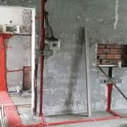 波折頗多，水壓試了，沒問題，水管公司給了個(gè)質(zhì)?？?。不過打壓檢測我不在，我老爸在。泥工看了現(xiàn)場，指出先是客廳和餐廳落地窗太低，鋪了瓷磚后地面高于落地窗滑軌。裝修公司不管，喊我們叫鋁合金商家抬升高度，找了物管也沒有用，后來綜合考慮決定用大理石條沿著落地窗抬高，之后鋪瓷磚，期待以后鋪貼效果。此外，電也做完，但是強(qiáng)弱電嚴(yán)重混亂，反復(fù)確認(rèn)220v對此有無干擾，裝修公司打包票沒問題。還有水電走的感覺有點(diǎn)亂，強(qiáng)電箱感覺不夠13路強(qiáng)電，想換更大的。然后裝修公司說水電完了該付進(jìn)度款了。哎，明天看大理石去。廚衛(wèi)磚明天也進(jìn)場了，裝修公司提出風(fēng)管機(jī)該安裝了，打給日立代理商，貌似很忙，估計(jì)風(fēng)管機(jī)安裝下周之內(nèi)能完成。