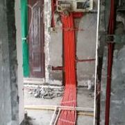 波折頗多，水壓試了，沒問題，水管公司給了個(gè)質(zhì)?？ā２贿^打壓檢測我不在，我老爸在。泥工看了現(xiàn)場，指出先是客廳和餐廳落地窗太低，鋪了瓷磚后地面高于落地窗滑軌。裝修公司不管，喊我們叫鋁合金商家抬升高度，找了物管也沒有用，后來綜合考慮決定用大理石條沿著落地窗抬高，之后鋪瓷磚，期待以后鋪貼效果。此外，電也做完，但是強(qiáng)弱電嚴(yán)重混亂，反復(fù)確認(rèn)220v對此有無干擾，裝修公司打包票沒問題。還有水電走的感覺有點(diǎn)亂，強(qiáng)電箱感覺不夠13路強(qiáng)電，想換更大的。然后裝修公司說水電完了該付進(jìn)度款了。哎，明天看大理石去。廚衛(wèi)磚明天也進(jìn)場了，裝修公司提出風(fēng)管機(jī)該安裝了，打給日立代理商，貌似很忙，估計(jì)風(fēng)管機(jī)安裝下周之內(nèi)能完成。