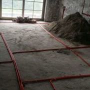 波折頗多，水壓試了，沒問題，水管公司給了個(gè)質(zhì)保卡。不過打壓檢測我不在，我老爸在。泥工看了現(xiàn)場，指出先是客廳和餐廳落地窗太低，鋪了瓷磚后地面高于落地窗滑軌。裝修公司不管，喊我們叫鋁合金商家抬升高度，找了物管也沒有用，后來綜合考慮決定用大理石條沿著落地窗抬高，之后鋪瓷磚，期待以后鋪貼效果。此外，電也做完，但是強(qiáng)弱電嚴(yán)重混亂，反復(fù)確認(rèn)220v對此有無干擾，裝修公司打包票沒問題。還有水電走的感覺有點(diǎn)亂，強(qiáng)電箱感覺不夠13路強(qiáng)電，想換更大的。然后裝修公司說水電完了該付進(jìn)度款了。哎，明天看大理石去。廚衛(wèi)磚明天也進(jìn)場了，裝修公司提出風(fēng)管機(jī)該安裝了，打給日立代理商，貌似很忙，估計(jì)風(fēng)管機(jī)安裝下周之內(nèi)能完成。