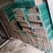 泥工進(jìn)場，開始轉(zhuǎn)運(yùn)水泥河沙和紅磚。今天廚衛(wèi)瓷磚也送了，跑去定了石材，米米有限，定了最便宜的天然大理石做門檻石，飄窗用人造大理石，初步估計(jì)要3000。哎。又去居然之家把吊頂落實(shí)一下，改為一廚一衛(wèi)套餐，浴霸升級多加500，套餐接近3000塊了，多余一衛(wèi)按13元每塊鋁扣板計(jì)算。算下來吊頂3800了，加上自己買的超薄的浴霸，要五千了，超支啊。