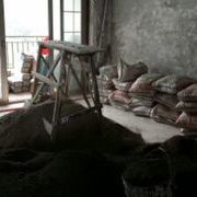 泥工進(jìn)場，開始轉(zhuǎn)運(yùn)水泥河沙和紅磚。今天廚衛(wèi)瓷磚也送了，跑去定了石材，米米有限，定了最便宜的天然大理石做門檻石，飄窗用人造大理石，初步估計(jì)要3000。哎。又去居然之家把吊頂落實(shí)一下，改為一廚一衛(wèi)套餐，浴霸升級多加500，套餐接近3000塊了，多余一衛(wèi)按13元每塊鋁扣板計(jì)算。算下來吊頂3800了，加上自己買的超薄的浴霸，要五千了，超支啊。