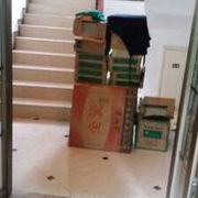 泥工進(jìn)場，開始轉(zhuǎn)運(yùn)水泥河沙和紅磚。今天廚衛(wèi)瓷磚也送了，跑去定了石材，米米有限，定了最便宜的天然大理石做門檻石，飄窗用人造大理石，初步估計(jì)要3000。哎。又去居然之家把吊頂落實(shí)一下，改為一廚一衛(wèi)套餐，浴霸升級多加500，套餐接近3000塊了，多余一衛(wèi)按13元每塊鋁扣板計(jì)算。算下來吊頂3800了，加上自己買的超薄的浴霸，要五千了，超支啊。