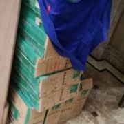 泥工進(jìn)場，開始轉(zhuǎn)運(yùn)水泥河沙和紅磚。今天廚衛(wèi)瓷磚也送了，跑去定了石材，米米有限，定了最便宜的天然大理石做門檻石，飄窗用人造大理石，初步估計(jì)要3000。哎。又去居然之家把吊頂落實(shí)一下，改為一廚一衛(wèi)套餐，浴霸升級多加500，套餐接近3000塊了，多余一衛(wèi)按13元每塊鋁扣板計(jì)算。算下來吊頂3800了，加上自己買的超薄的浴霸，要五千了，超支啊。