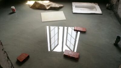 給看哈鋪磚進(jìn)度，陽臺鋪了三個(gè)，客廳餐廳鋪完，門檻石沒鋪，踢腳線鋪了部分。廚衛(wèi)閉水實(shí)驗(yàn)中。下周一可以鋪廚衛(wèi)了。